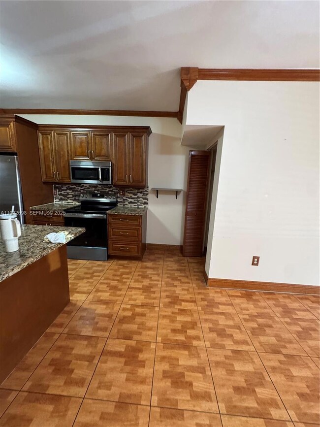 8013 Lake Dr unit 105, Doral, FL 33166 - photo 7