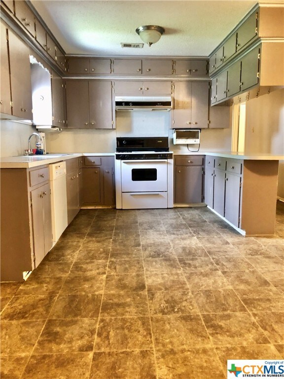 101 Cedar Vale Rd, Bay City, TX 77414 - photo 6