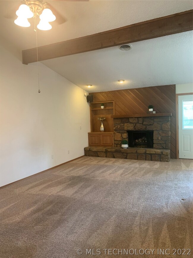 Soaring ceilings, ceiling fan, bookshelves, lots o