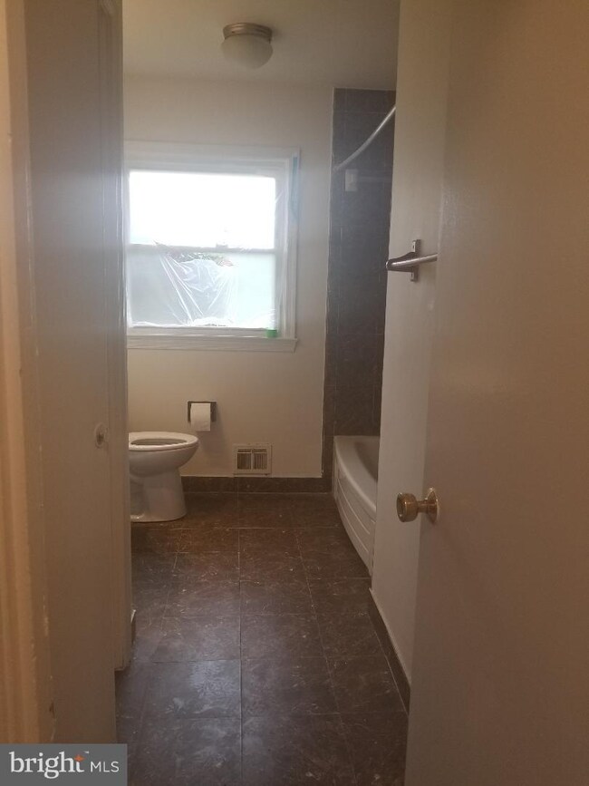 5400 Stratford Ln, Temple Hills, MD 20748 - photo 7