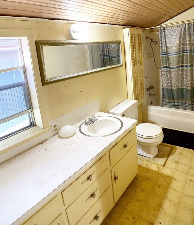 2421 Cottonwood Ave, Bay City, TX 77414 - photo 5