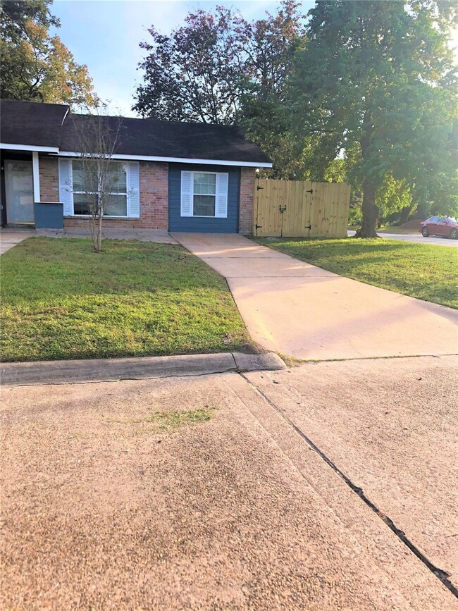 1443 Saddle Rock Dr, Houston, TX 77088 - photo 4