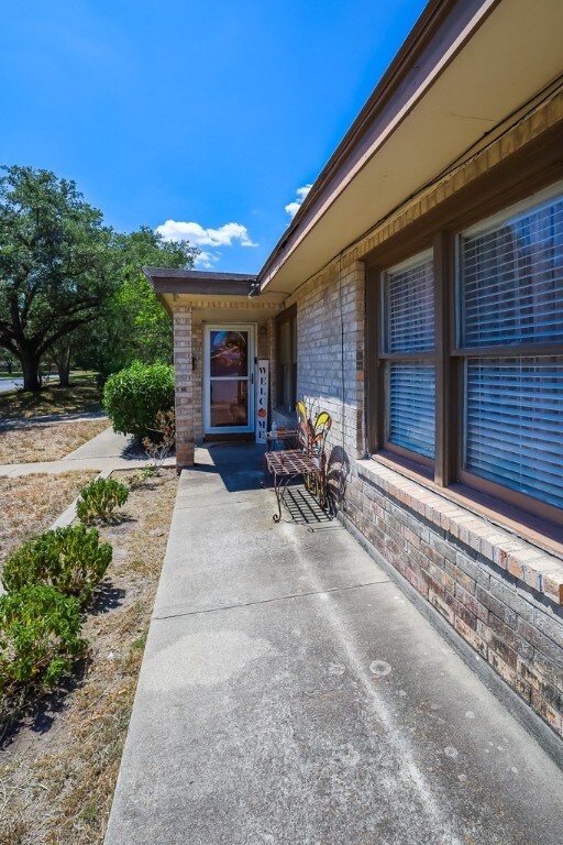 1003 E Inez St, Beeville, TX 78102 - photo 4