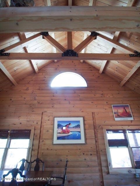 Soaring Livingroom ceiling