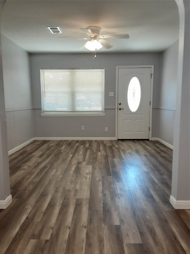 301 Cypress St, Alvin, TX 77511 - photo 4