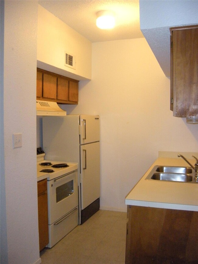 3000 Guadalupe St unit 101, Austin, TX 78705 - photo 5