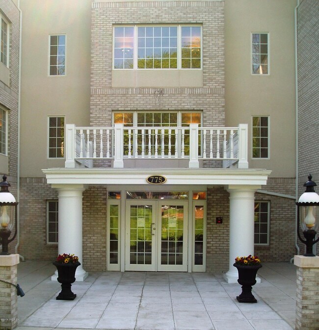 2 Homestead Ln unit 313, Greenwich, CT 06831 - photo 3