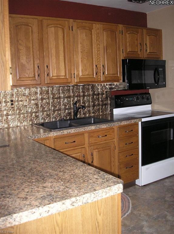 Kitchen (Stove stays)