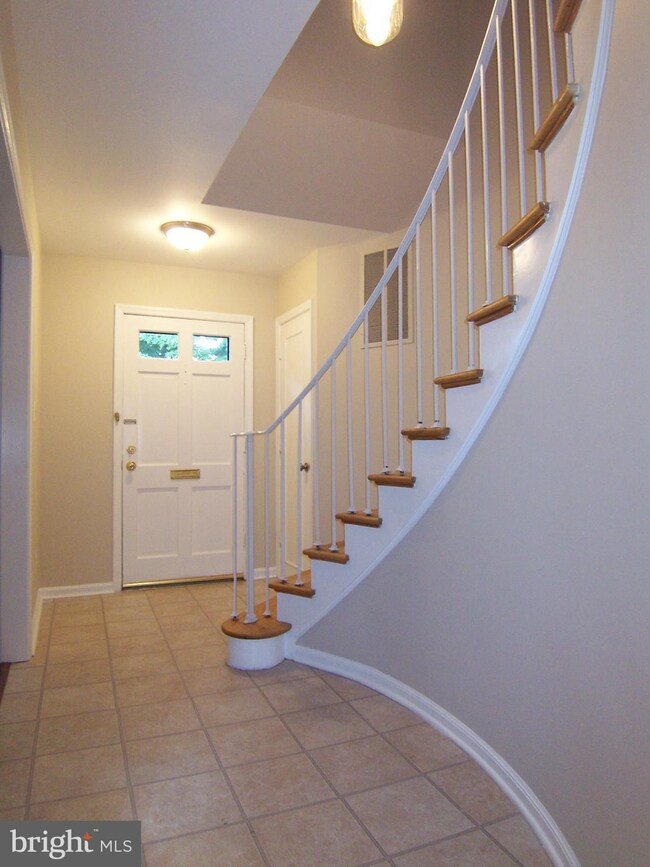 8355 Forrester Blvd, Springfield, VA 22152 - photo 4