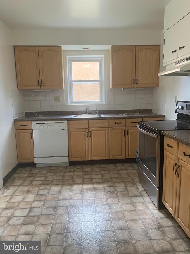 821 W 3rd St, Lansdale, PA 19446 - photo 6