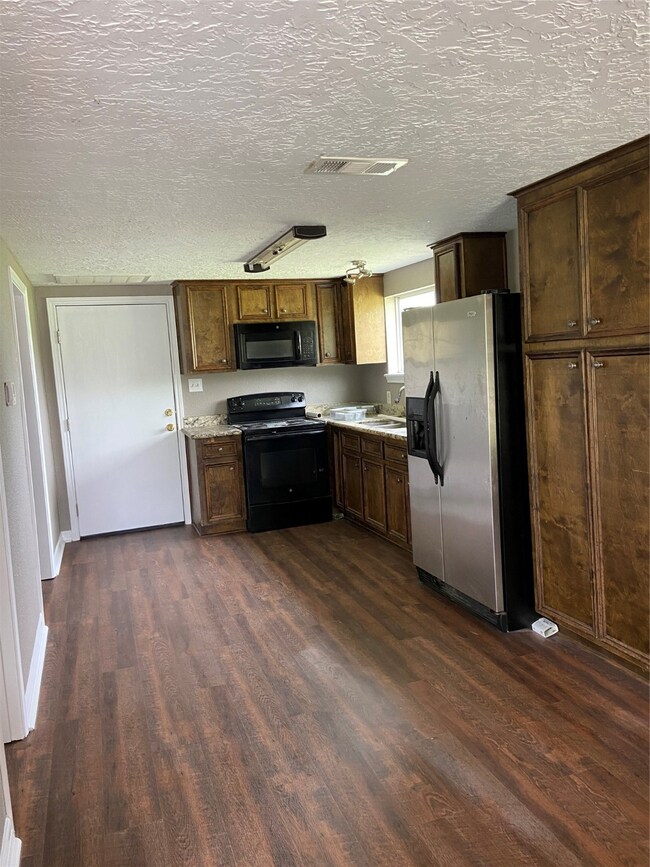 2408 Avenue B, Bay City, TX 77414 - photo 7