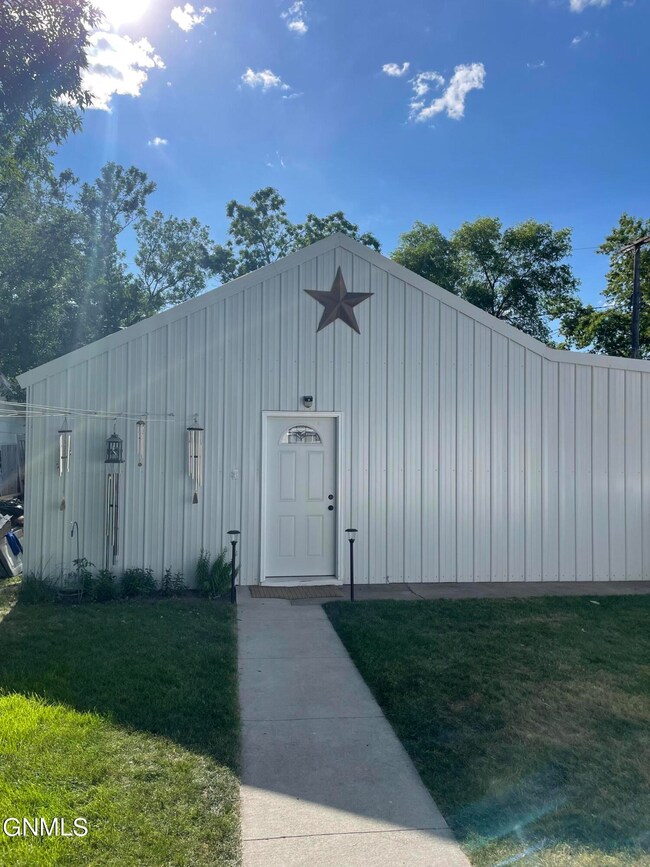 224 4th Ave SW, Jamestown, ND 58401 - photo 5