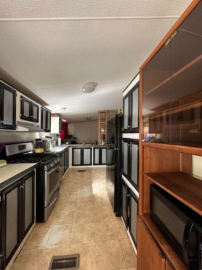 24 Avery Cir, Winchester, NH 03470 - photo 2