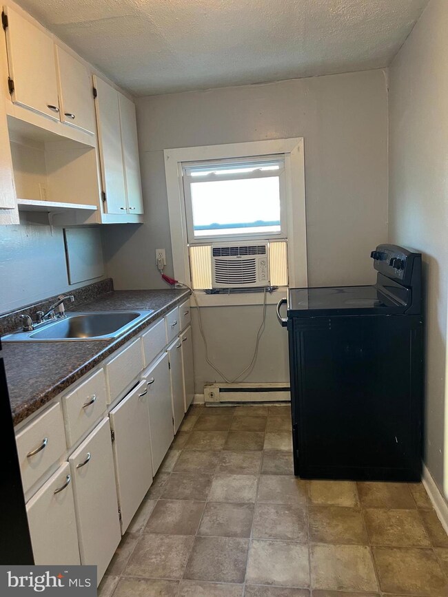 202 S Samuel St unit 205, Charles Town, WV 25414 - photo 3