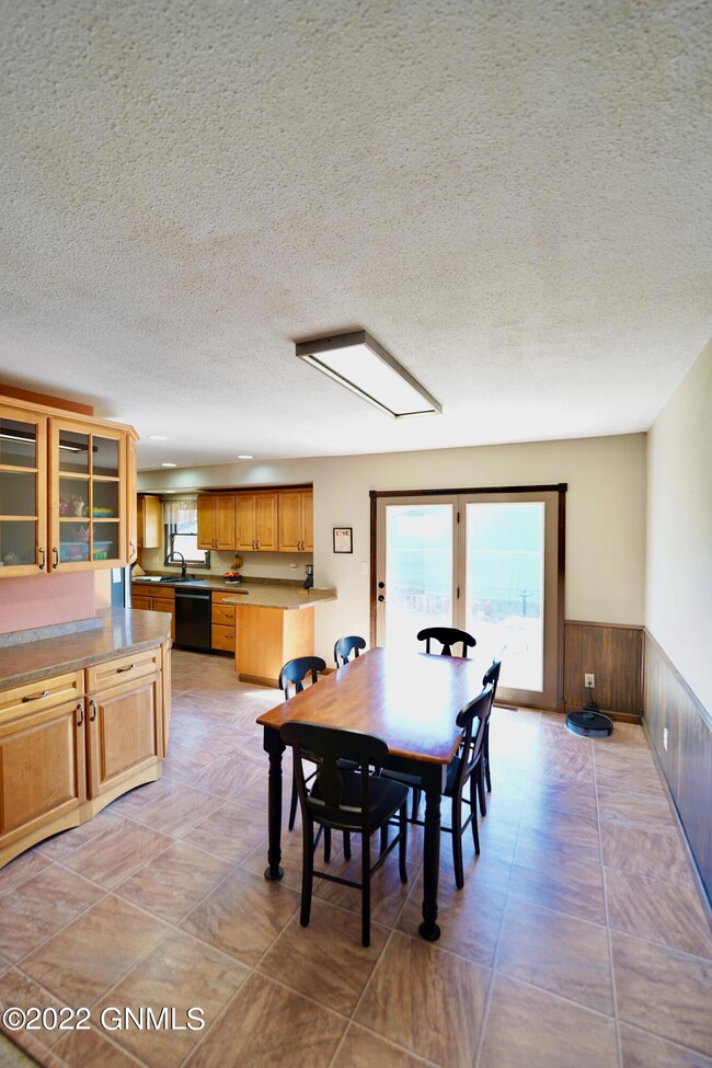 1502 Skyline Dr, Jamestown, ND 58401 - photo 4