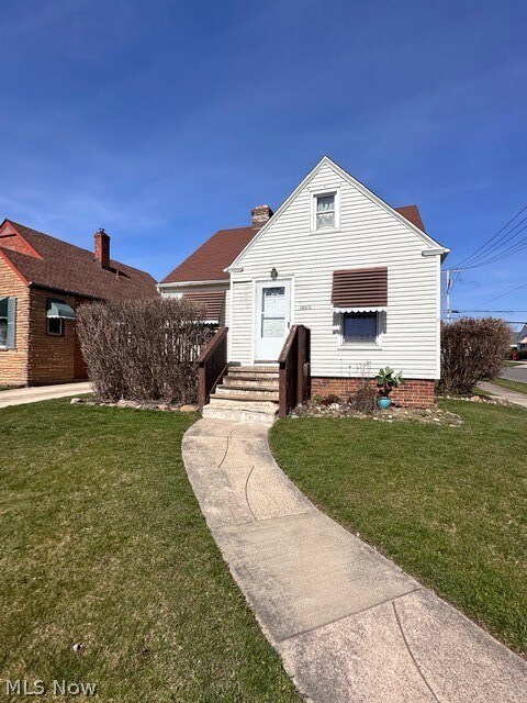 View of front facade with a front lawn