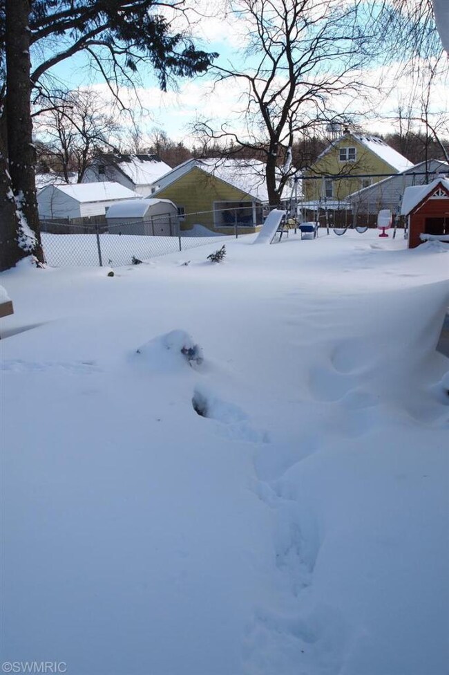 1008 Dorroll St NE, Grand Rapids, MI 49505 - photo 2