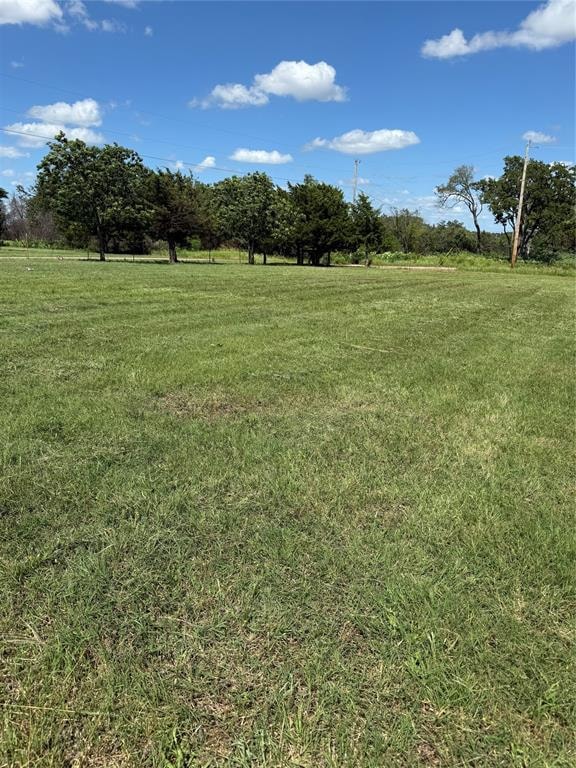 View of grassy yard featuring a rural view