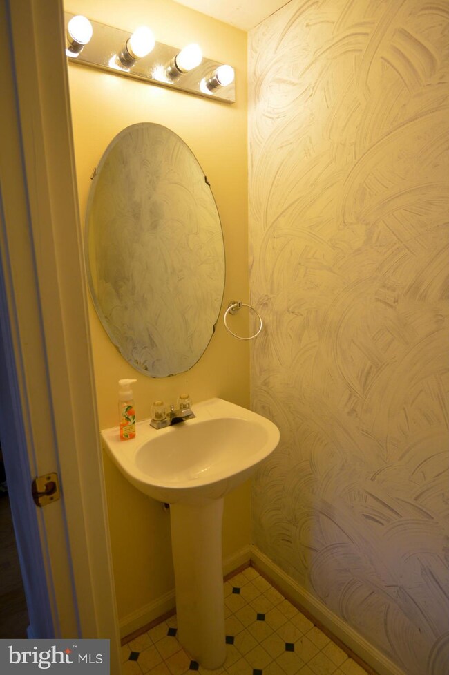 1864 Tiger Lily Cir unit 9, Woodbridge, VA 22192 - photo 7