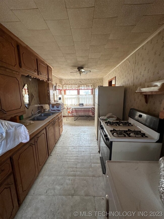 312 E Orange, Henryetta, OK 74437 - photo 6