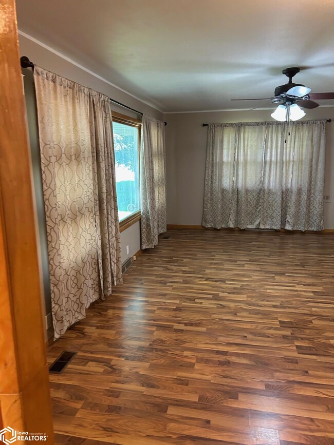 202 S Cedar Ave, Graettinger, IA 51342 - photo 4