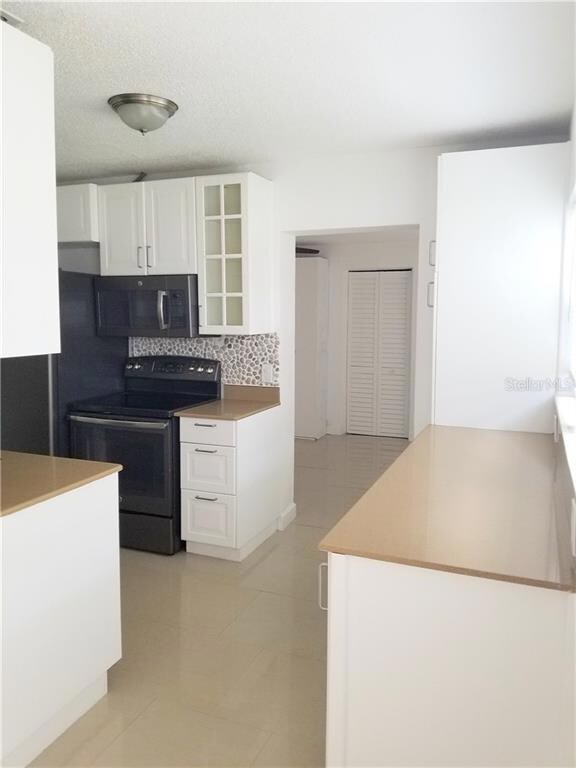 Kitchen and breakfast bar