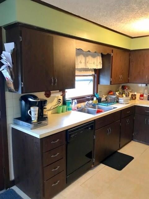 Kitchen with dishwasher, microwave,...