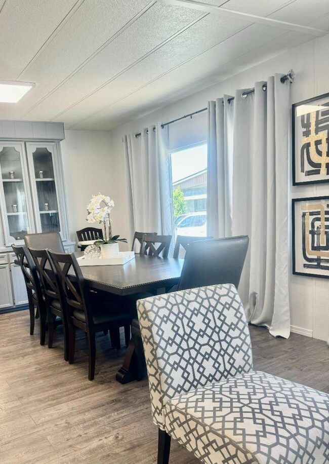 FORMAL DINNING ROOM