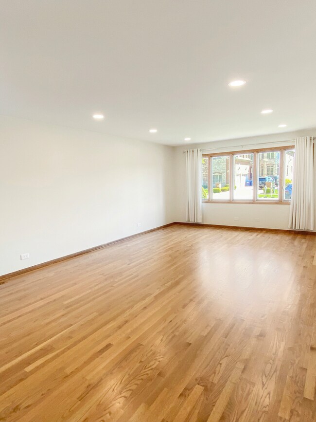 2242 Eastview Dr, Des Plaines, IL 60018 - photo 4