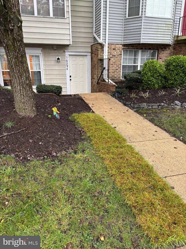 16294 Taconic Cir, Dumfries, VA 22025 - photo 2