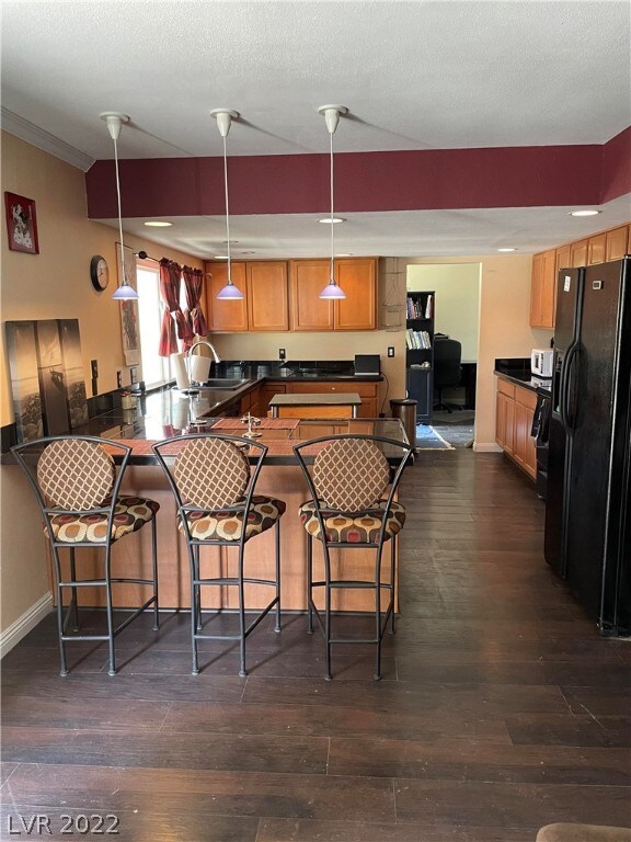 Kitchen with bar counter