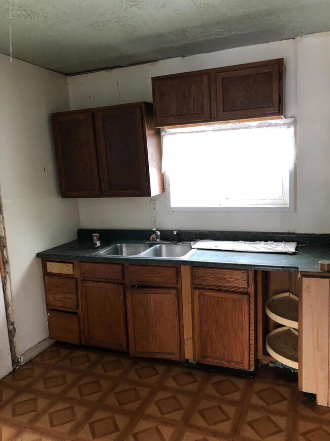 1115 Kingsley Ct, Lansing, MI 48915 - photo 7