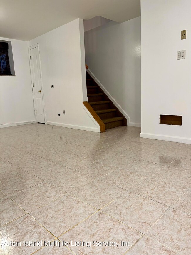 210 Wellington Ct, Staten Island, NY 10314 - photo 2