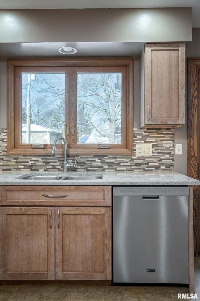 1306 Columbia Ct, Davenport, IA 52804 - photo 5