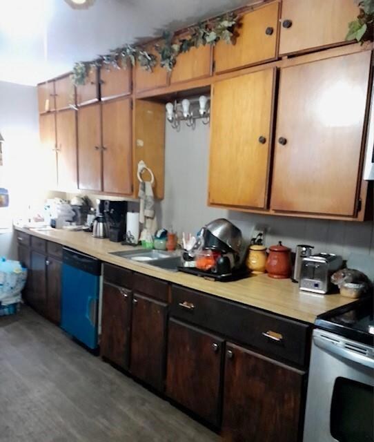 Kitchen with electric range, stainless steel dishw
