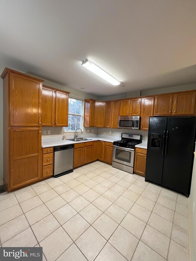 20806 Gaelic Ct, Germantown, MD 20874 - photo 2