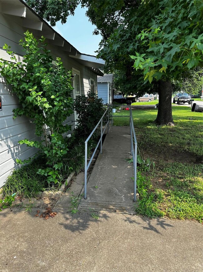 1712 Redwood Dr, Cleburne, TX 76033 - photo 3