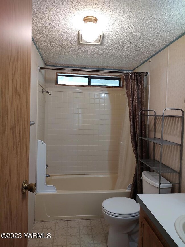 main bath.jpg 1