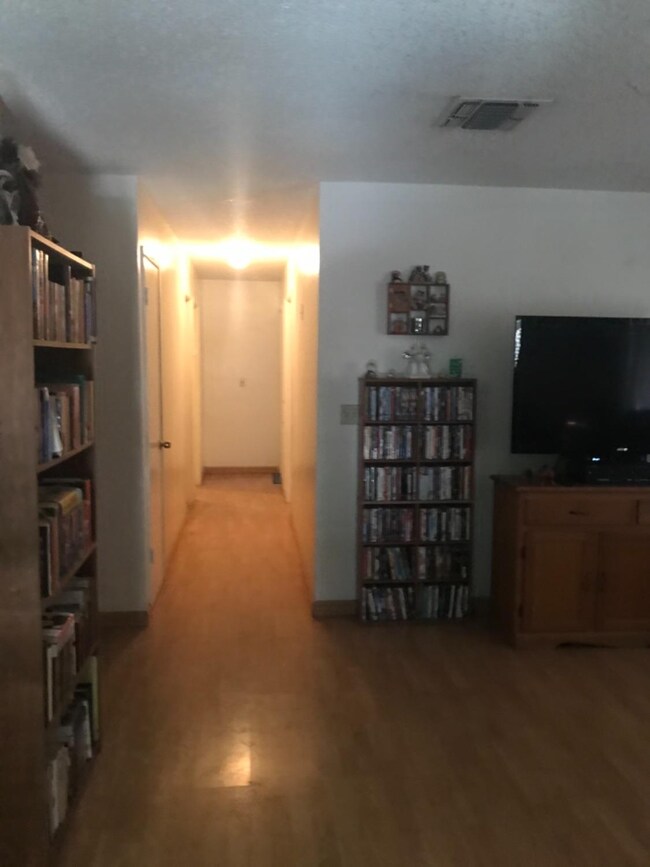 329 W Deodar Ln, Lemoore, CA 93245 - photo 5