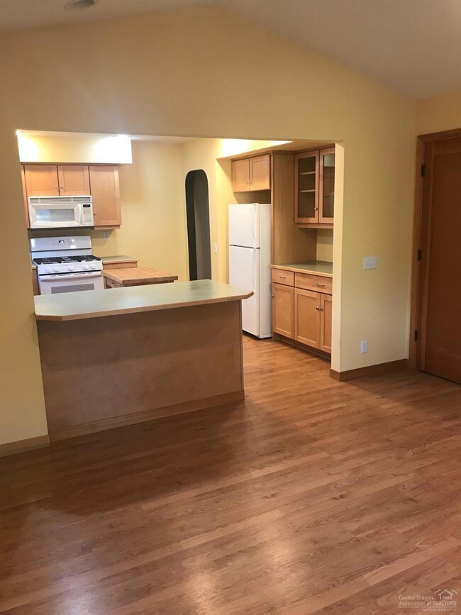 635 NE Irving Ave, Bend, OR 97701 - photo 5