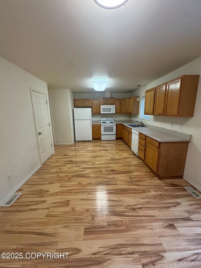 5222 Leslie St unit B, Anchorage, AK 99508 - photo 6