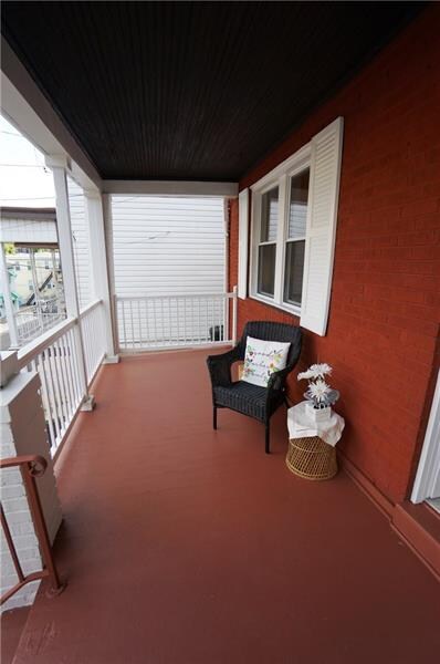 Covered front porch w maintenance free vinyl raili