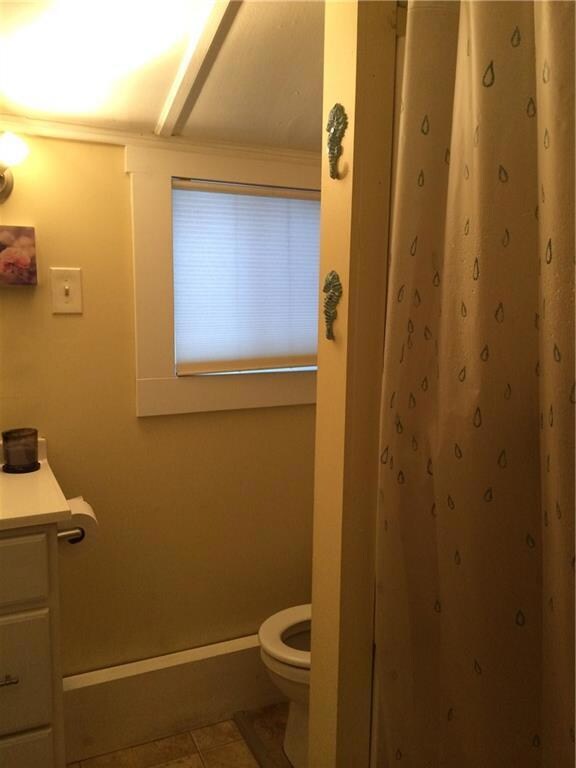 Another view of the bathroom.