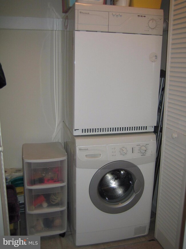 3332 Spring Ln unit D-26, Baileys Crossroads, VA 22041 - photo 5