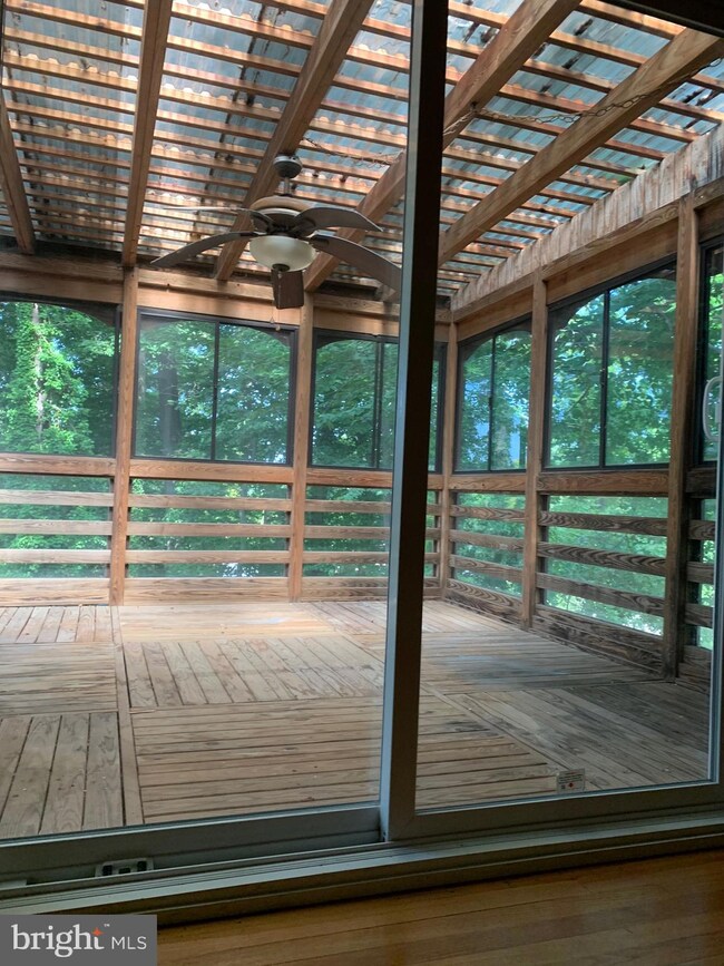 12807 Pine Tree Ln, Fort Washington, MD 20744 - photo 3