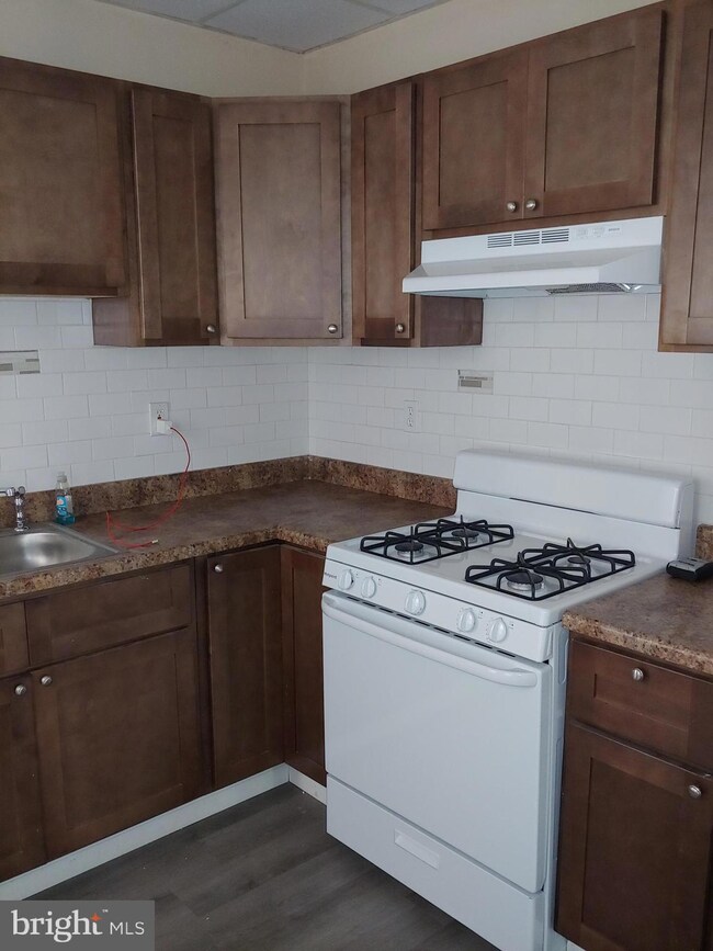 412 Viola St, Camden, NJ 08104 - photo 4