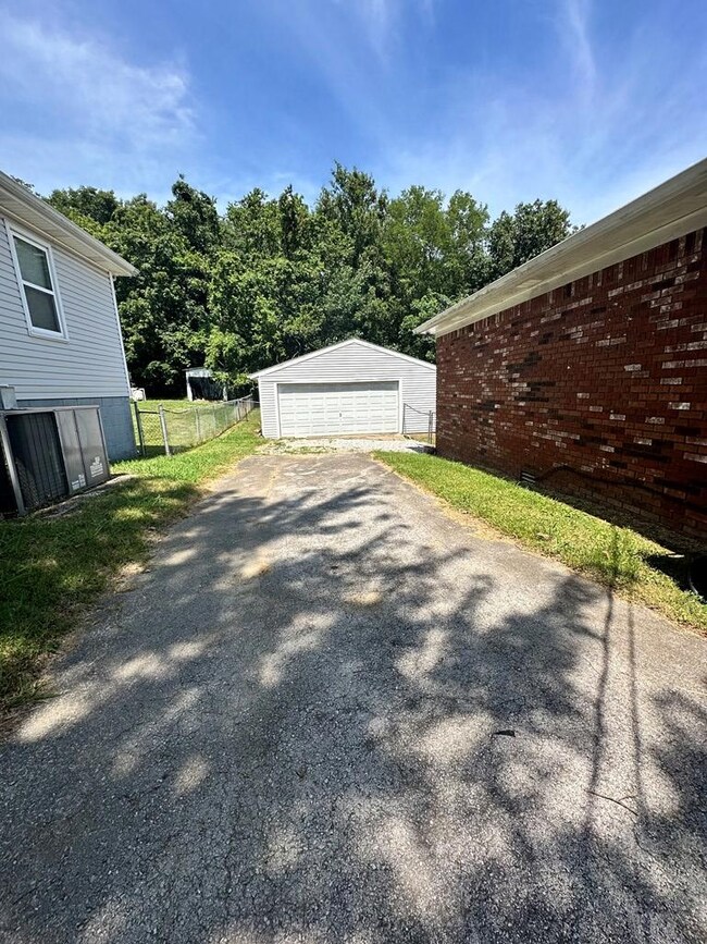 130 Gilkey Dr, Hopkinsville, KY 42240 - photo 3