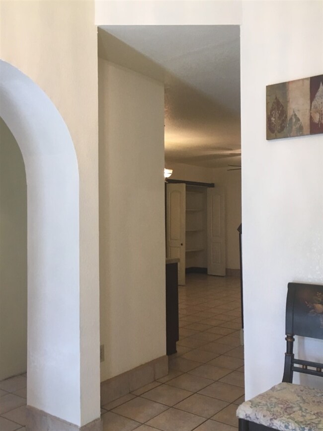 1217 Hendricks Ave, Laredo, TX 78040 - photo 4