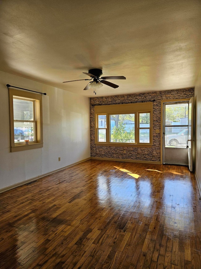 713 W 1st St, Mountain Grove, MO 65711 - photo 6