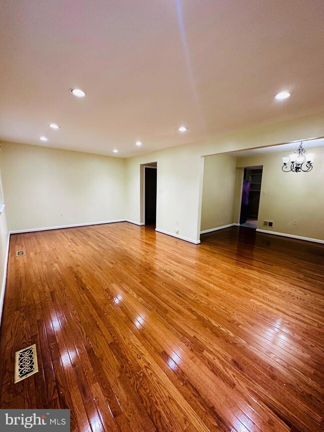 9618 Lindenbrook St, Fairfax, VA 22031 - photo 6